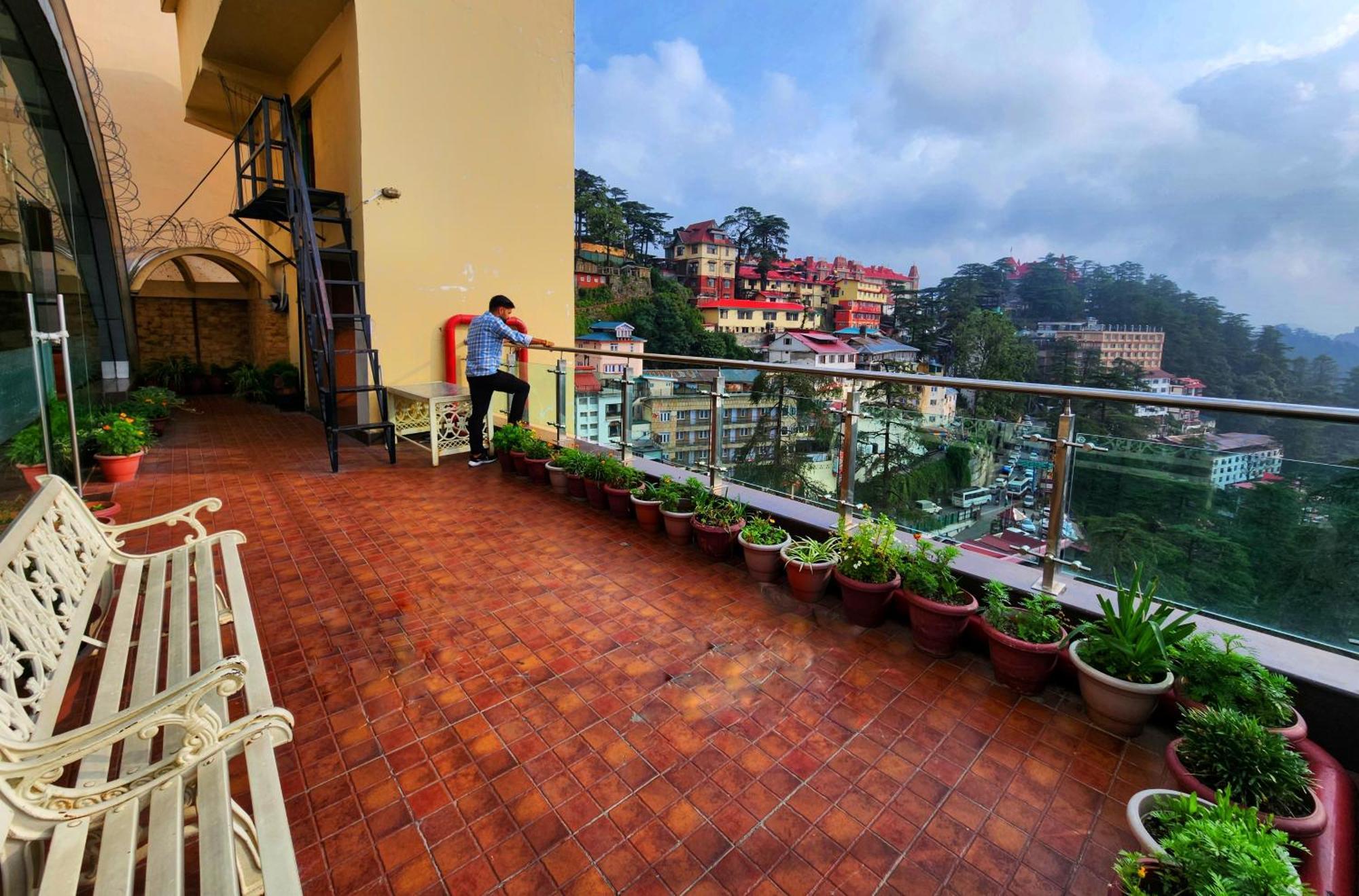 Hotel Surya Simlá Kültér fotó